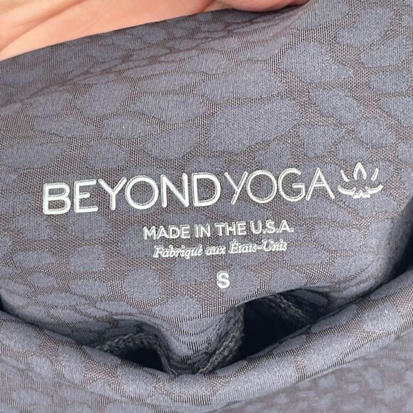 Beyond Yoga Gray High Waisted Fitted Patterned Leggings Small - Picture 5 of 5